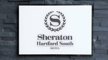 Señal del hotel Sheraton Hartford South con un logotipo de laurel.