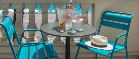 Premium-sengetøj, pengeskab på værelset, skrivebord