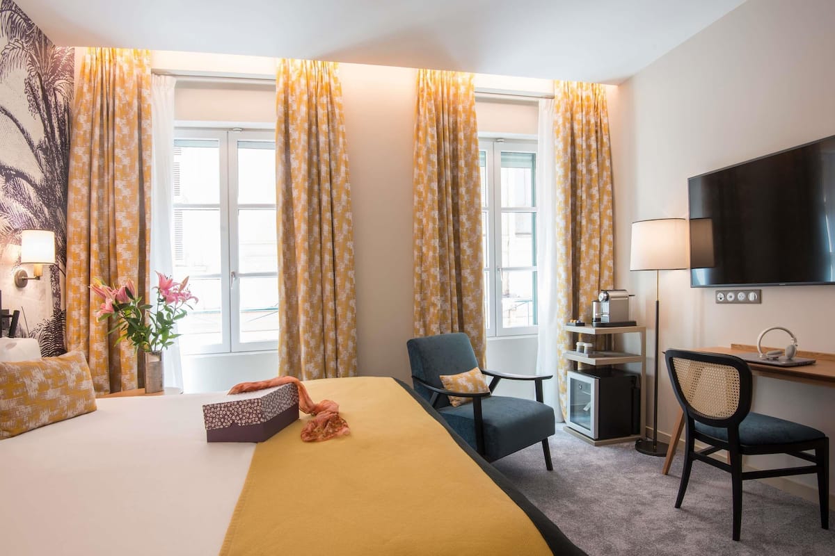 Premium bedding, in-room safe, desk, blackout drapes