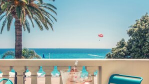 A terrace with a table and chairs, overlooking the sea. - Mercure Nice Marche aux Fleurs (Nice)