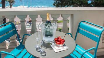 Seprai premium, brankas, meja kerja, dan tirai kedap cahaya