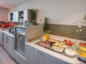 Desayuno buffet diario (EUR 19 por persona)