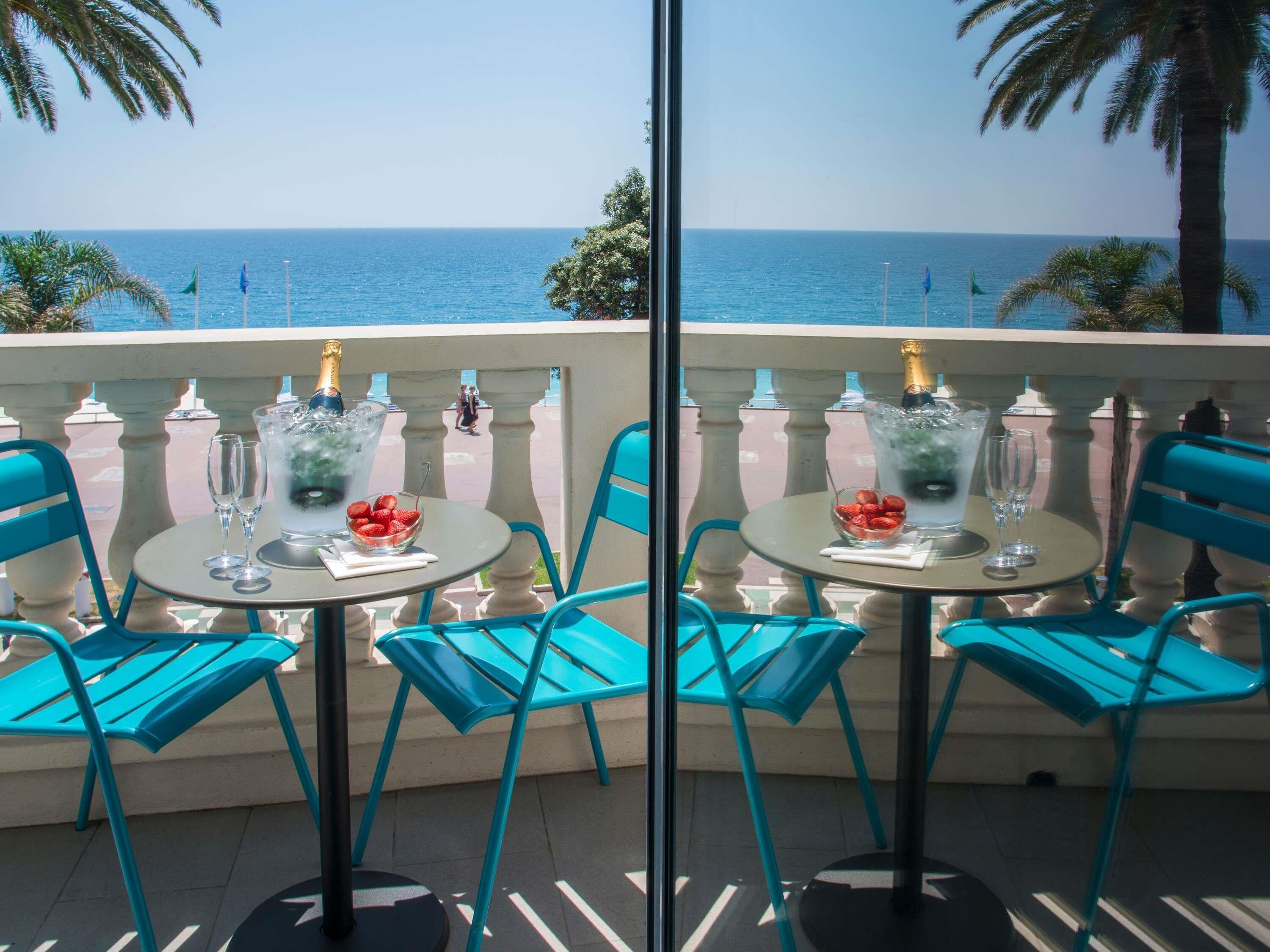 أغطية فراش متميزة وخزنة داخل الغرفة ومكتب وستائر تعتيم