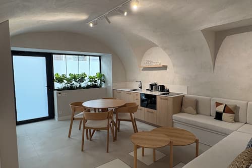 Appartement, 2 chambres (Separate entrance) | Coin séjour | Télévision à écran plat