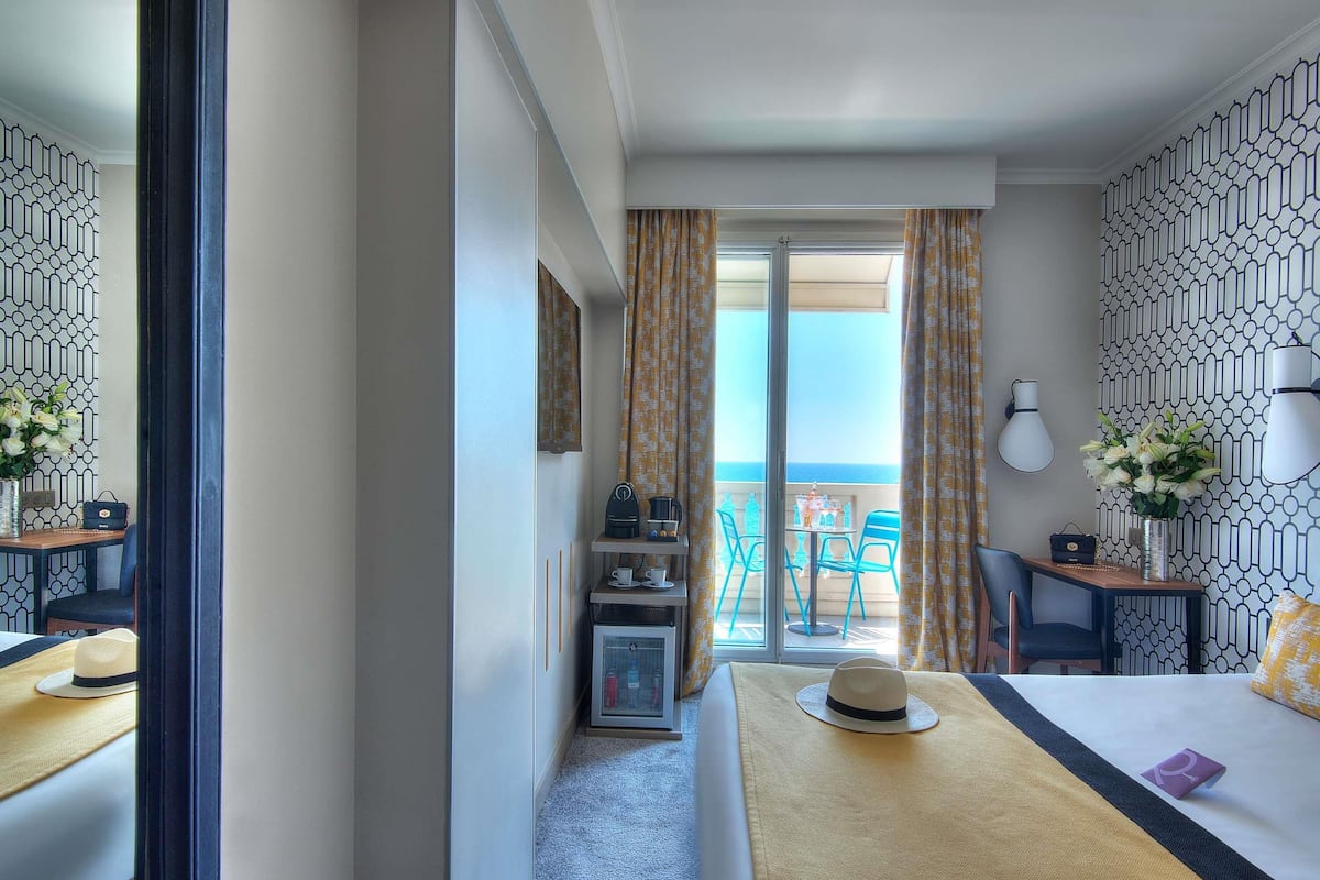 Chambre Supérieure, balcon, vue mer | Literie de qualité supérieure, coffres-forts dans les chambres, bureau