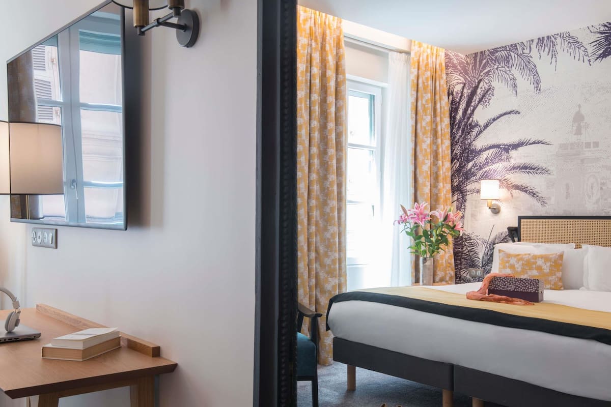 Privilege, Room | Premium bedding, in-room safe, desk, blackout drapes