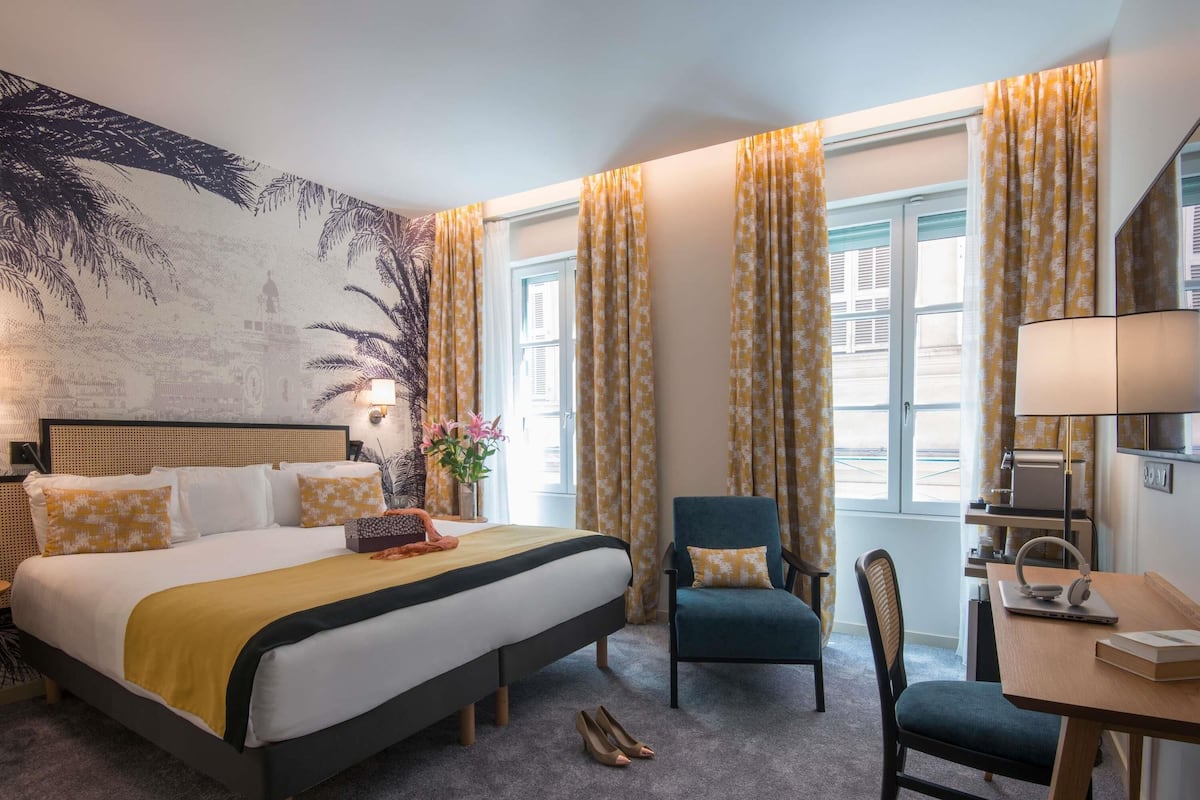 Premium bedding, in-room safe, desk, blackout drapes