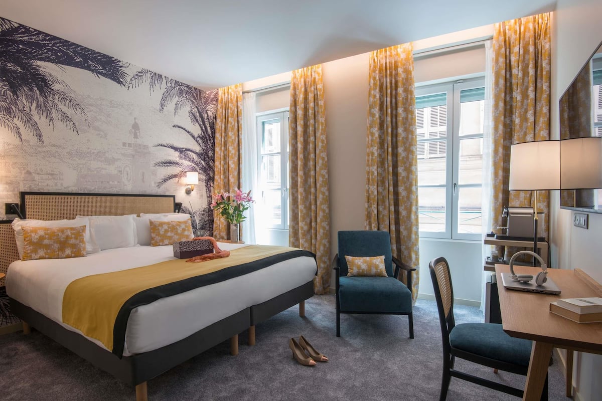 Luxe beddengoed, een kluis op de kamer, een bureau