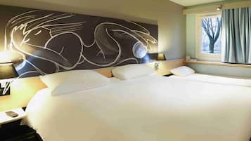 Roupas de cama premium, escrivaninha, espaço de trabalho para notebook