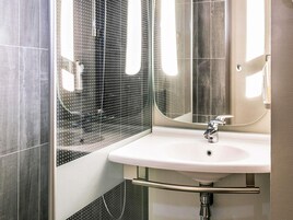 Produtos de toalete biodegradáveis, secador de cabelo, toalhas de banho 