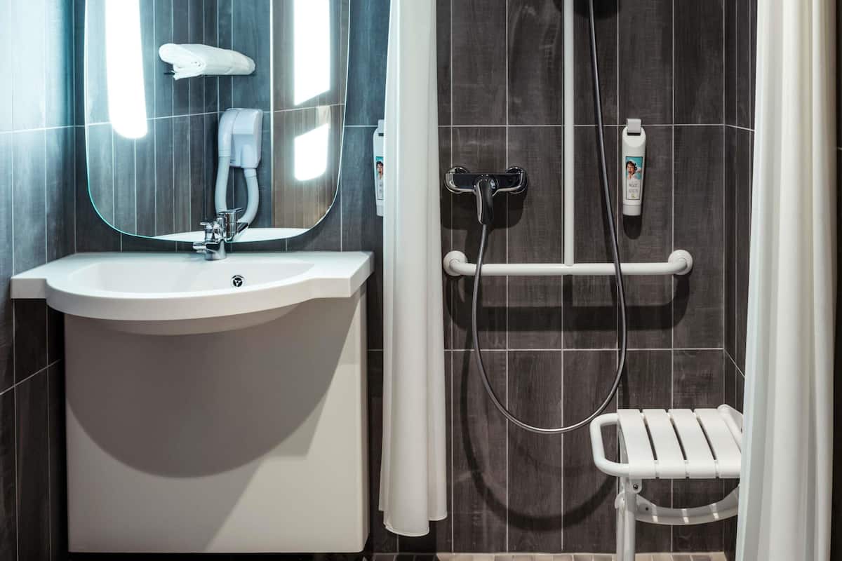 Amenidades de baño ecológicas, secadora de cabello, toallas, jabón