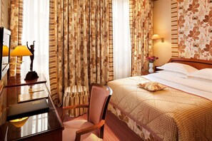Comfort Room, 1 King Bed | Hypo-allergenic bedding, minibar, in-room safe, individually decorated