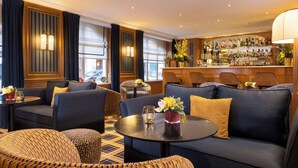 A hotel lobby with seating areas, a bar, and large windows. - Hôtel Horset Opéra, BW Premier Collection (Paris)