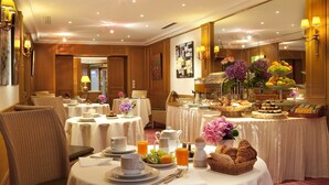 A breakfast buffet with tables, chairs, and various food items. - Hôtel Horset Opéra, BW Premier Collection (Paris)