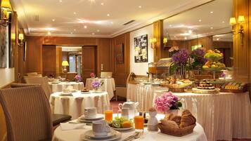 Tägliches Frühstücksbuffet (20.00 EUR pro Person)