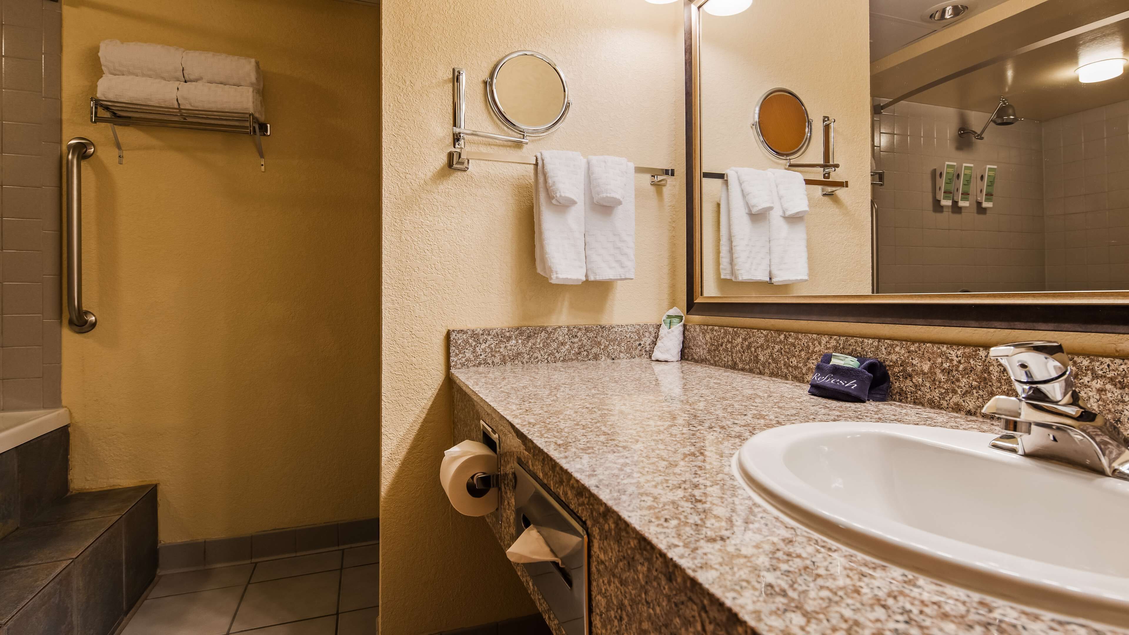 suite, 1 king bed, non smoking, jetted tub (oversized room) | bathroom | combined shower/bathtub, free toiletries, hair dryer, towels