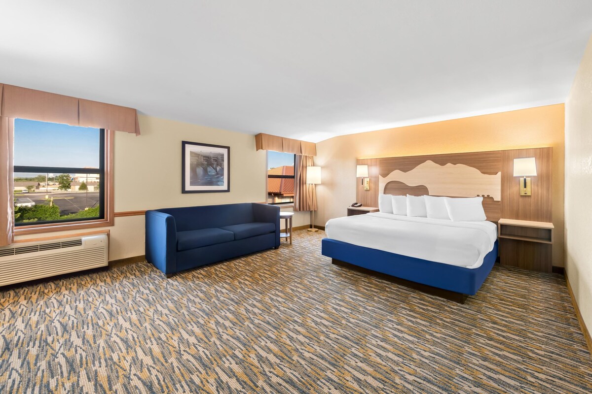 Suite, 1 King Bed, Non Smoking, Jetted Tub (Oversized Room) | Soundproofing, iron/ironing board, cribs (free)