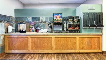 En bemanningsfri dryckesstation med en kaffemaskin, en juiceautomat och en vattenkylare.