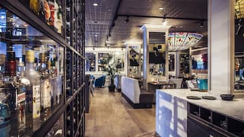 供應早餐、午餐和晚餐,當地料理