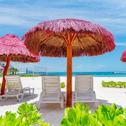 Di pantai, pasir putih, payung, tuala pantai