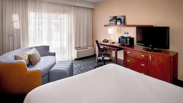 Seprai premium, meja kerja, tirai kedap cahaya, dan setrika/meja setrika