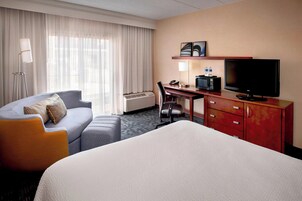 Roupas de cama premium, escrivaninha, cortinas blackout