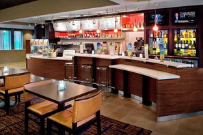 Breakfast and dinner served - Courtyard By Marriott Hartford/Windsor Airport (Windsor)