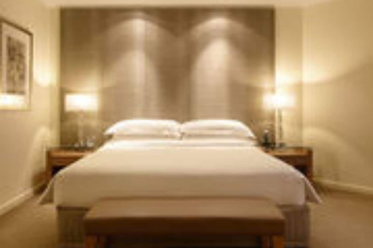 premium bedding, in-room safe, desk, laptop workspace