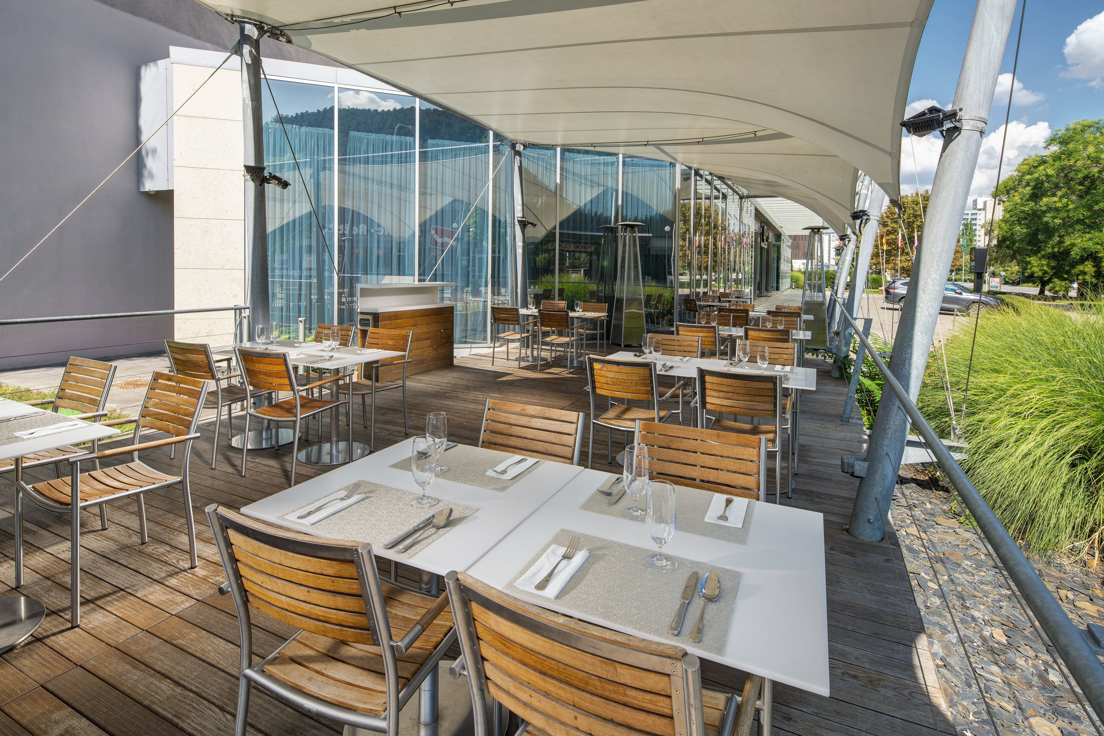 2 restaurants, breakfast, lunch served; local and international cuisine