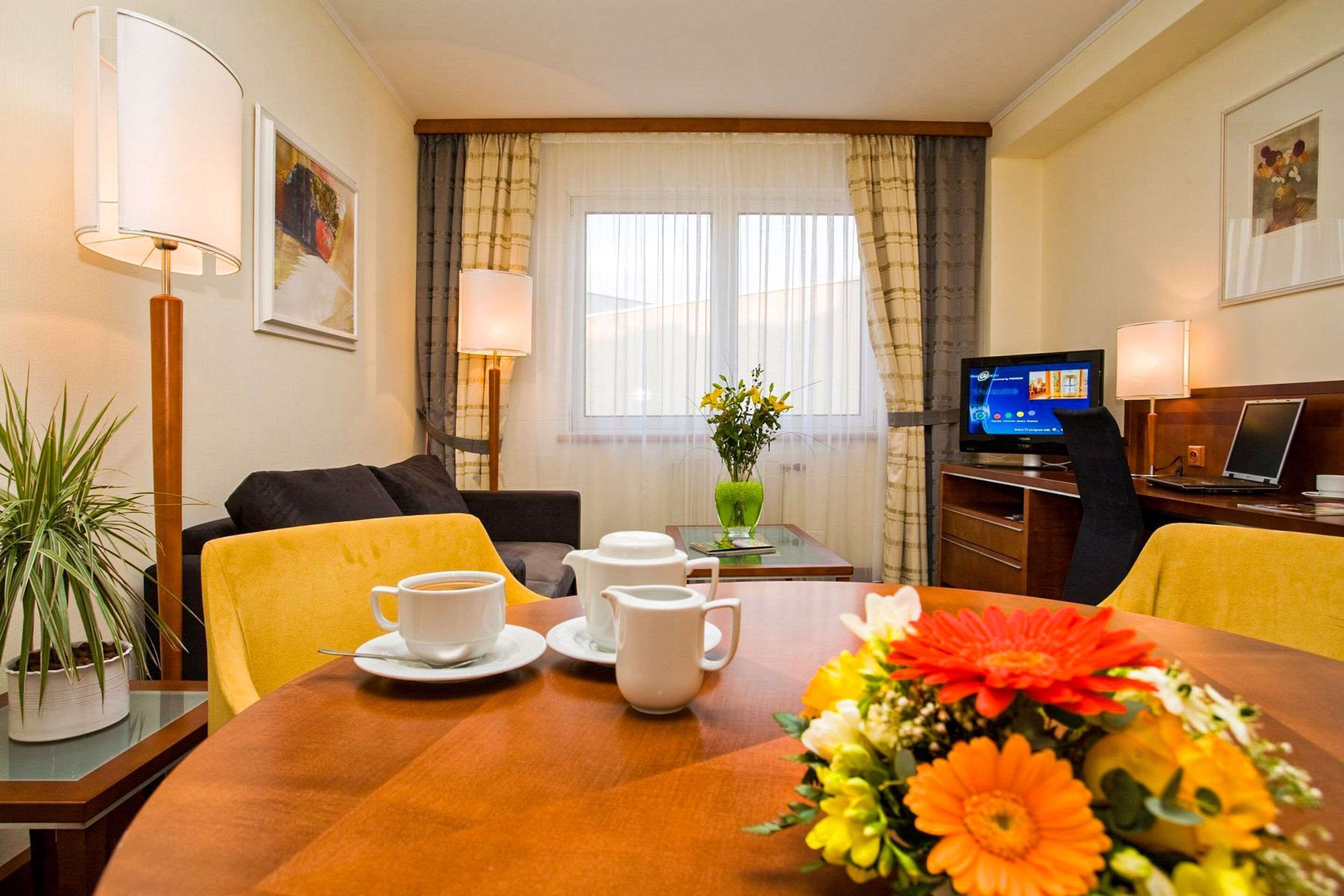 suite, 1 king bed, non smoking | 1 bedroom, hypo-allergenic bedding, in-room safe, desk