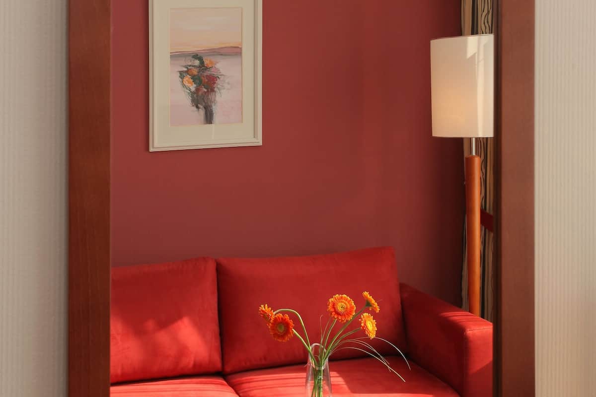 executive room, 1 queen bed, non smoking | 1 bedroom, hypo-allergenic bedding, in-room safe, desk