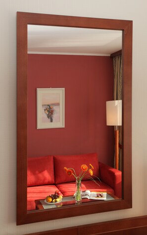 Executive Room, 1 Queen Bed, Non Smoking | 1 bedroom, hypo-allergenic bedding, in-room safe, desk