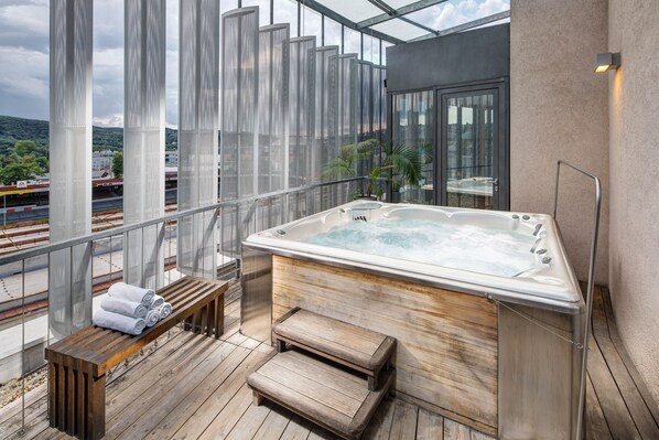 Outdoor spa tub