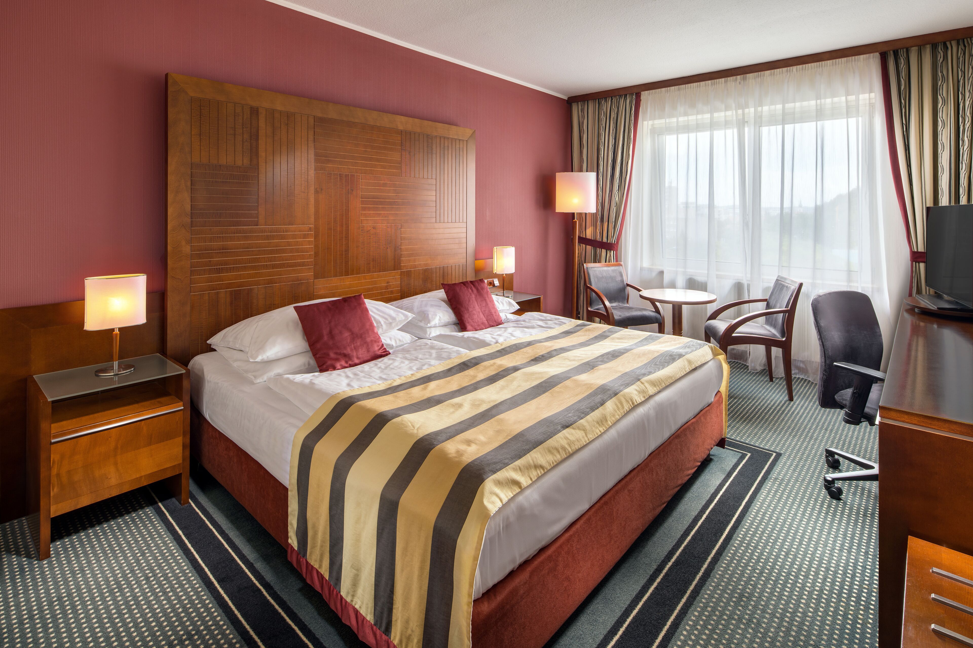 Executive Room, 1 King Bed, Non Smoking | Hypo-allergenic bedding, in-room safe, desk, blackout drapes