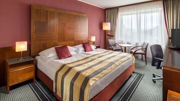 Executive Room, 1 King Bed, Non Smoking | Hypo-allergenic bedding, in-room safe, desk, blackout drapes