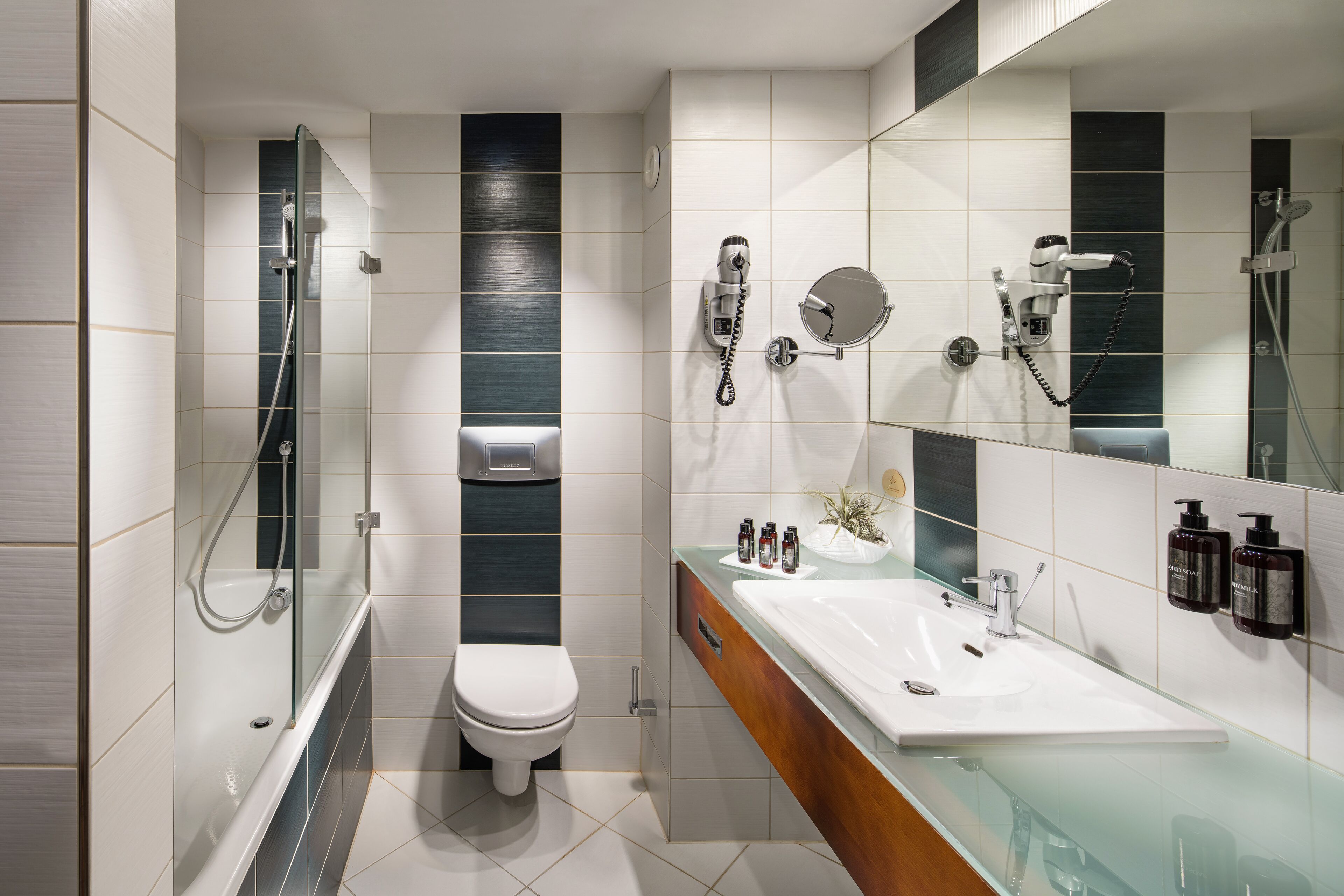 suite, 1 king bed, non smoking | bathroom | combined shower/bathtub, designer toiletries, hair dryer, bathrobes