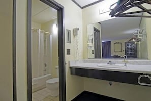 Ensemble baignoire-douche, articles de toilette (gratuits)