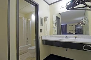 Combined shower/bathtub, free toiletries, hair dryer, towels