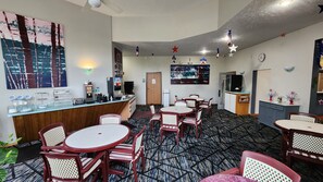 Free daily continental breakfast - Econo Lodge Lakeshore (Manistique)
