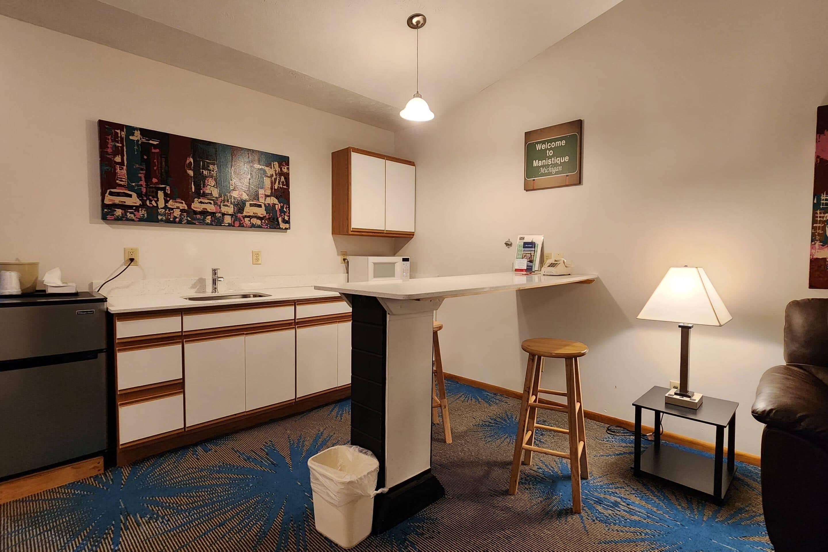 suite, 1 queen bed, non smoking | premium bedding, pillow-top beds, cots/infant beds, rollaway beds