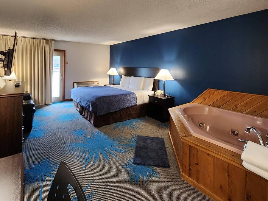 Room, 1 King Bed, Non Smoking (Upgrade) | Premium bedding, pillowtop beds, cribs/infant beds, rollaway beds