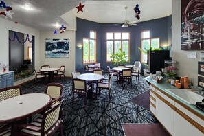 Free daily continental breakfast - Econo Lodge Lakeshore (Manistique)