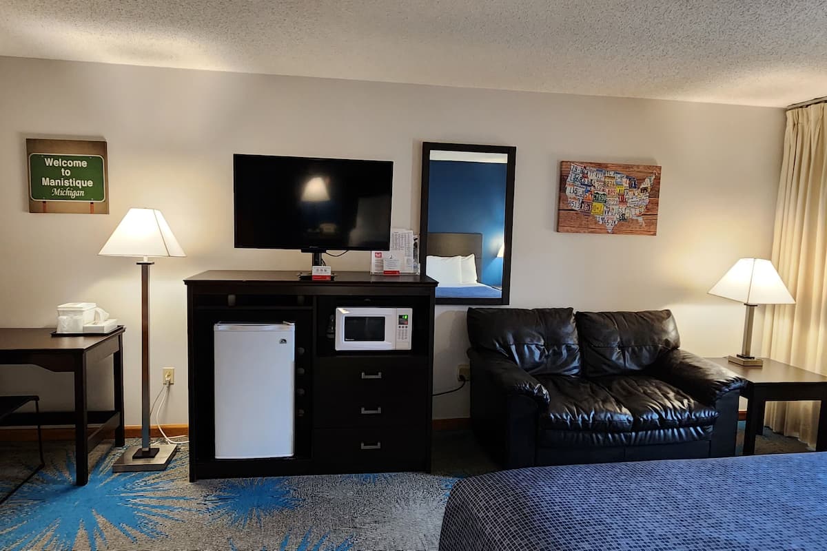 room, 1 king bed, non smoking (upgrade) | in-room dining