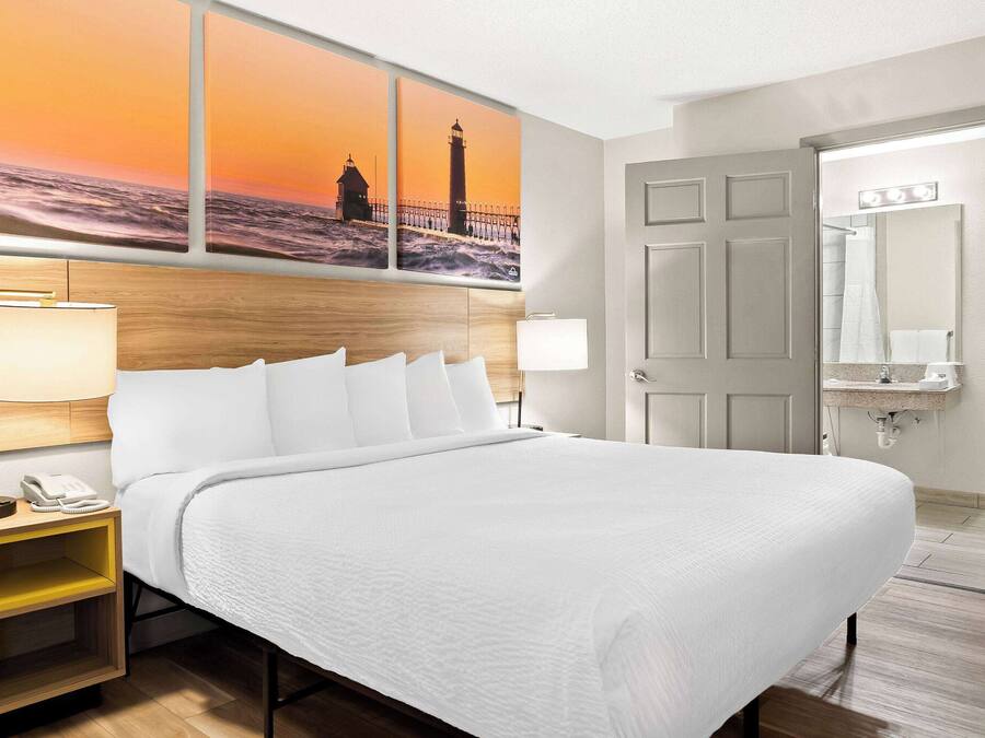 Camera, 1 letto king, accessibile ai disabili | Biancheria da letto di alta qualità, una scrivania, postazione laptop