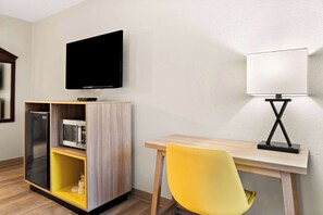 Room, 1 King Bed, Accessible | Premium bedding, desk, laptop workspace, free cribs/infant beds - Days Inn & Suites by Wyndham Warren (Warren)