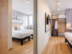 Chambre Familiale, 2 lits doubles | Literie de qualité supérieure, coffres-forts dans les chambres, bureau