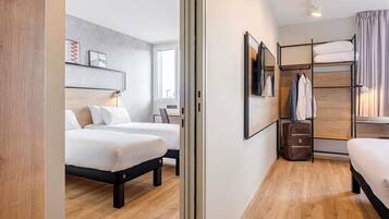 Chambre Familiale, 2 lits doubles | Literie de qualité supérieure, coffres-forts dans les chambres, bureau