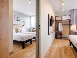 Sábanas de algodón egipcio y caja de seguridad en la habitación