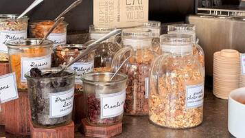 Tägliches Frühstücksbuffet (9.90 EUR pro Person)