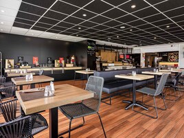 Se sirven cenas y cocina francesa